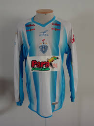 Com gola colarinho, mangas curtas, modelagem camisa extra longa, amarração na cintura. Kuciste Jedanaest Silovanje Camisa Paysandu Libertadores 2003 Pancrasparlour Com