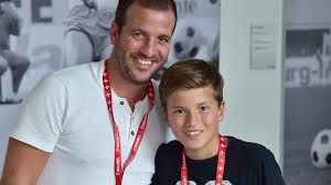 Polman szülővárosában kezdett kézilabdázni, majd a holland bajnok voc amsterdam csapatába igazolt. Estavana Polman Believes That Rafael Van Der Vaart The Children Are Not Raised By