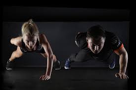 Du brauchst auch keinen eigenen fitnessraum, den du mit allen möglichen geräten aus dem internet füllst. Ganzkorpertraining Zuhause Muskelaufbau Ohne Fitnessstudio So Gehts