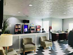Comfortable and casual lobby with complimentary each review and rating that we receive is verified to ensure that we only display information provided by guests who have actually stayed in the hotel. Kings Inn In Chicago Hotel Rates Reviews On Orbitz