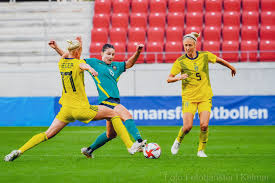 Australian football, known as aussie rules or afl, looks kind of familiar …like a hybrid of the aussie rules is said to have its origins in the irish game, gaelic football , and it certainly shares that. Bilder Sverige Australien Damlandslaget Fotboll 210615 Kalmarbilder Se
