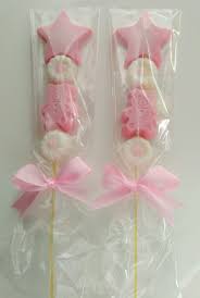 Brocheta con chuches en tonos verde y azul envasadas individualmente y precintada, longitud 25 cm. Jabones En Brochetas Isabel Riesgo