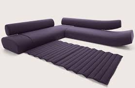 The deep backing makes it cozy enough to curl up and read a book in, but the look is formal enough if you entertain a lot. 15 Modelos De Sofas Modernos Super Elegantes