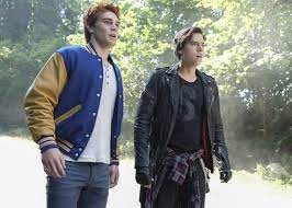 Betty's burgundy stripe sweater and black leather jacket on riverdale Riverdale Staffel 3 So Geht Es Fur Archie Und Jughead Weiter