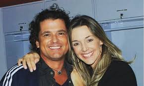 Después de dos años, tuvieron a su segundo hijo, pedro. Carlos Vives Y Claudia Elena Vasquez Una Pareja Con Proyectos Para Mejorar La Calidad De Vida De Los Ninos De Colombia La Nota Positiva