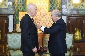 Présidence Tunisie رئاسة الجمهورية التونسية - أسدى الرئيس الجزائري السيد  عبد المجيد تبون لرئيس الجمهورية قيس سعيد وسام برتبة أثير من صنف الاستحقاق  الوطني وهو أعلى وسام تمنحه الدولة الجزائرية. ويأتي ذلك "