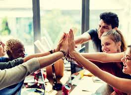A cada uno le tocará una canción, que previamente escuchara como toma de contacto. 3 Actividades Para Romper El Hielo En Las Reuniones De Equipo Blog Adecco Orienta Tu Busqueda De Empleo