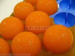 再过大约一个月半就是中秋节了 趁着这之前为大家介绍不同款式的月饼 包括燕菜月饼 冰皮月饼 烘皮月饼还有冰淇淋月饼 首先登场的是这燕菜月饼 和烘皮月饼一样的是 燕菜月饼也可以有蛋黄 不过却不是咸鸭蛋的蛋黄 而是使用燕菜制作的 圆形的蛋黄 how to make