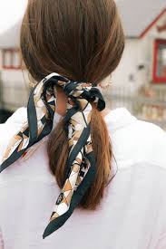 1001 Techniques Et Idees Comment Nouer Un Foulard Et Le Porter D Une Maniere Parfaite Coiffure Avec Foulard Coiffure Cheveux Attaches Nouer Foulard