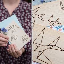 Bei diesem inhalt handelt es sich um einen direkten. Diy Grusskarte Aus Balsaholz Mit Geometrischem Schwalbenmotiv