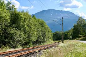 Banen går inne i fjellet og ble opprinnelig bygget som et hemmelig militæranlegg. Gaustatoppen Med Bane Alternativ Topptur Togbloggen