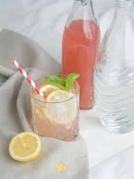 Hausgemachter Rhabarbersirup Inkl 3 Rhabarber Cocktail Rezepte Diy Rhabarber Sirup Rezept Mit Rhabarber Sais Rhabarbersirup Rhabarbersirup Rezept Rhabarber