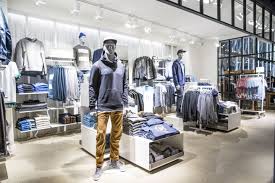 An Impressive Staircase Specially Designed To Draw The Customers Interest To The Floor Upstairs Works As Centerpiece In The Middle Ladenbau Geschafte Design
