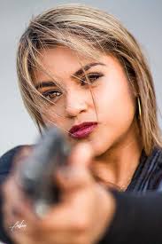 Investigan fotografías de mujer que posa con uniforme de la PNC