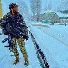 An Indian soldier during a snowfall in Kashmir [1060x1060] : rMilitaryPorn