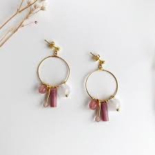 ご覧頂いてありがとうございます 女性らしい柔らかいピンクの色味で統一した 春の陽射しを感じる可愛らしいアクセサリーです 印象的なフォルムの天然石やcuteなラウンドビーズが程よく揺れてフェミニンな雰囲気を楽しむことができます シンプルなコーディネイトに