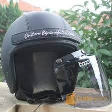 Kesan klasik terlihat jelas, kalau pake helm kayak gini kayanya bikin kita lebih berkarismatik :d, tenang saja gak bakalan disebut kuno juga. Kaca Helm Bogo Datar Bandung Jualo