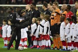 Volg hier de live voetbalverslaggeving van de rode duivels, eerste en tweede klasse, champions league, premier league, bundesliga, eredivisie en meer. Wat Nu Met Live Voetbal Op Tv Play Sports Gaat Eigen Progra Het Nieuwsblad Mobile