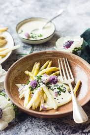 Les asperges (blanches, violettes ou vertes) sont excellentes simplement avec de la vinaigrette ou de la mayonnaise. Asperges Blanches A La Vapeur A La Sauce Au Yaourt Citron