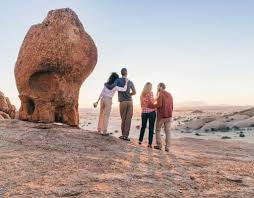 It shares land borders with zambia and angola to the north, botswana to the east and south africa to the south and east. Namibia Das Grosse A Bis Z Globetrotter De