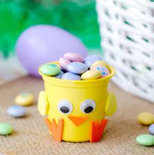 Transformez des gobelets en carton en jolis paniers de pâques à l'aide de pailles colorées en carton et un peu de papier. 1001 Projets Super Creatifs De Bricolage De Paques En Maternelle