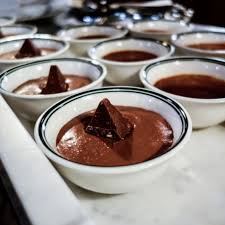 La Mousse Au Chocolat Fondante Au Toblerone Les Mini Sandwichs De Saucisse Les Mini Burgers C Est A La Brasserie Victor Hu Gastronomie Brasserie Toblerone