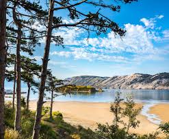 Wunderschöne insel rab, von allen seiten umgeben von meer und sonne, sie liegen am sandstrand in lopar und sehen den blauen himmel zu. San Marino Resort Insel Rab Kroatien
