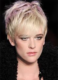 Hairstylists around the world agree that the ideal face shape for them to work with is an oval. Suitable Hairstyles For Long Faces Women In 2021 Stylezco