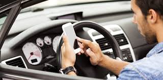 Oreillette, kit mains libres, bluetooth, à la main… l'utilisation du téléphone portable au volant multiplie le risque d'accident par 3. Telephone Au Volant Des Demain Vous Pourrez Etre Verbalises Sans Le Savoir Par Camera