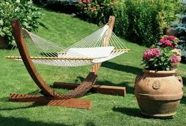 Les Accessoires De Jardin Pourquoi Pas Changer L Ambiance De Votre Jardin Ou Terrasse Archzine Fr Balancelle De Jardin Jardins Accessoire Jardin