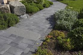 Mach deinen weg durch den garten zu einem. Farbige Pflastersteine Und Platten Aus Betonstein