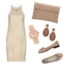 È un tubino con maniche leggermente a campana e fiocco nero. Un Vestito Beige Morbido E Avvolgente Di Un Beige Dorato E Abbinato Ad Accessori Beige Piu Caldo Tendenti Al Marroncino Parti Beige Vestito Beige Orecchini