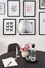 Monochrom Trifft Madchenhaft Diese Gallery Wall Beweist Der Eher Klassische Schwarz Weiss Style Hat Auch Eine Verspi Dekor Bilderwand Wohnzimmer Schwarz Weiss
