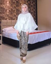 Seperti, motif bunga besar satu ini, yang dapat memberikan penampila lebih besar. Tips Memilih Model Baju Untuk Lengan Besar Yang Pas Dipakai Saat Kondangan Seruni Id