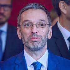Alle anderen spielen die rolle, die ihnen puppenmeister kickl kickl hat ja nicht zum erster mal die menschenrechte attackiert. Herbert Kickl Foto Bmi Facebook