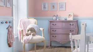 Une déco chambre fille essentiellement blanche aux accents gris, rose et rouges pour donner du peps au décor. Decoration De Couleur Pastel Pour Une Chambre D Enfant Apaisante Peintures De Couleurs Pour Les Interieurs Et Les Exterieurs Idees Deco Dulux Valentine