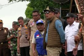 Pemadam kebakaran disingkat damkar, branwir (dari bahasa belanda brandweer), atau pmk adalah orang atau pasukan yang bertugas memadamkan kebakaran. Ridwan Kamil Tinjau Banjir Pamanukan Subang