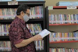 Ukuran panjang rak buku perpustakaan adalah 90 cm setiap unitnya dan bisa disambung mengikuti ukuran ruangan perpustakaan yang dipakai. Cara Menamai Rak Buku Perpustakaan Review Buku Tentang Panduan Lengkap Google Drive Dan Google Apps Cara Menamai Rak Buku Perpustakaan Menulis Dengan Hati Home Library Surga Di Rumah Kami