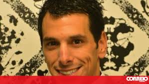 Patrão do rum Monkey morre ao fazer salto mortal durante concerto