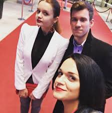«дочь не балую, но машину ей купила». 17 Letnyaya Doch Pevicy Slavy Vyshla V Svet S Mamoj I Zhenihom