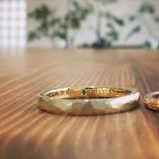 自分の誕生石をお守りのように 指輪の内側にセッティング エメラルドの鮮やかなグリーンが イエローゴールドに映えます オーダーメイドの指輪で 内側もこだわりをこめました mikoto mikotojewelry daikanyama オーダーメイド セミオーダー 結婚指輪 マリッジ