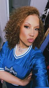 just came from the gym, but y’all remember this song? I had this vocal itch  today I had to get out— for those of us who feel out of this world  sometimes 👽✌🏽🤍✨