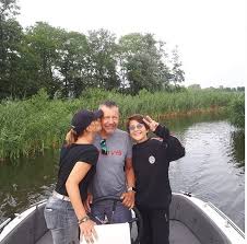 Ze speelt dan ook zelf mee in de film, als nieuwslezeres. Zieke Birgit Van Mol 52 Is Bang Om Echtgenoot Te Besmetten Maar De Voorzorgsmaatregelen Lijken Voorlopig Te Werken Showbizz Hln Be