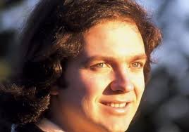 Camilo blanes cortés, conocido en el medio artístico como camilo sesto, fue un cantautor, productor musical y compositor de balada romántica, pop y rock. La Profetica Frase Que Un Joven Camilo Sesto Hizo De Su Futura Y Exitosa Carrera Musical Guioteca