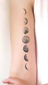 Himmlische Kosmische Mond Mondphasen Tattoo Idee Tattoo Himmlische Idee Mondphasen Tattoo Tattoo Ideen Inspirierende Tattoos