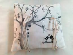 Per dei cuscini portafedi particolari, dimenticate le convenzionali forme geometriche e i tessuti utilizzati di norma. Cuscino Anello Nuziale Albero Della Vita Portafedi Coppia Di Etsy Nel 2020 Cuscini Anello Cuscino Portafedi Decorazioni Nuziali Fai Da Te