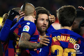 He runs at the heart of the granada defence, but then loses the ball to them. Messi Jadi Pahlawan Kemenangan Barcelona Atas Granada Okezone Bola