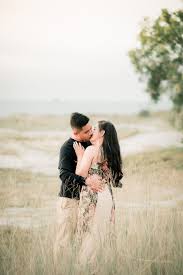Jika kamu tetap ingin mengadakan foto prewedding, kamu dapat mencoba untuk memilihnya dengan anggaran minimum. 22 Ide Prewedding Casual Di 2021 Pose Prewedding Pose Pengantin Pose Fotografi Perkawinan