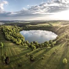 Das schalkenmehrener maar bei daun ist ein mittelgroßer see mit vulkanischem ursprung. Schalkenmehrener Maar