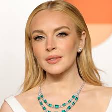 ICYMI: With hair so pin straight and a little blonder than usual, Lindsay  Lohan served a soft and peachy glam look for the 2025 #VFOscarsParty  Inspired? Find the best peach-coded products and